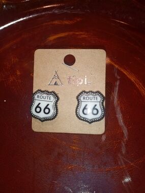Tipi Route 66 Shield Stud Earrings - Black and White